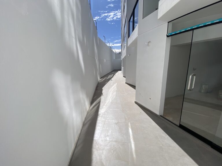 PRIMER PISO CON AMPLIO PATIO PRIVADO