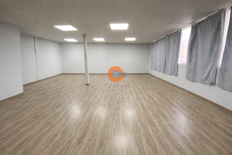 AMPLIAS OFICINAS CERCA A AV. EJERCITO Y PLAZA YANAHUARA