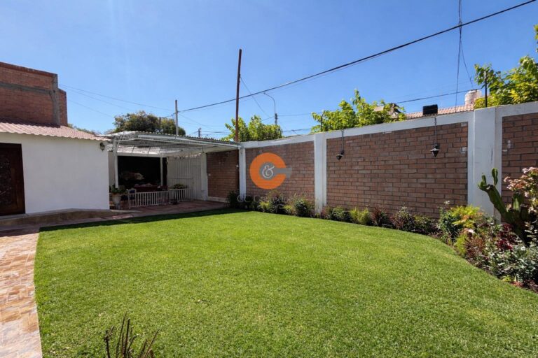 AMPLIA CASA IDEAL PARA JARDÍN, EMPRESAS, ETC.